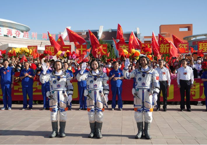 神舟十七号载人飞行任务航天员乘组出征仪式在酒泉卫星发射中心举行