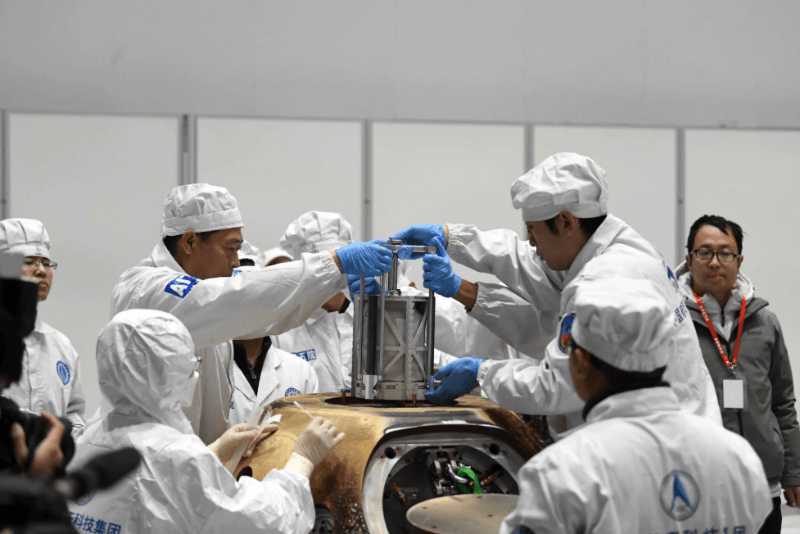 我国科学家首次在月壤中发现分子水