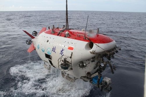 “蛟龙号”首次搭载外国科学家下潜作业