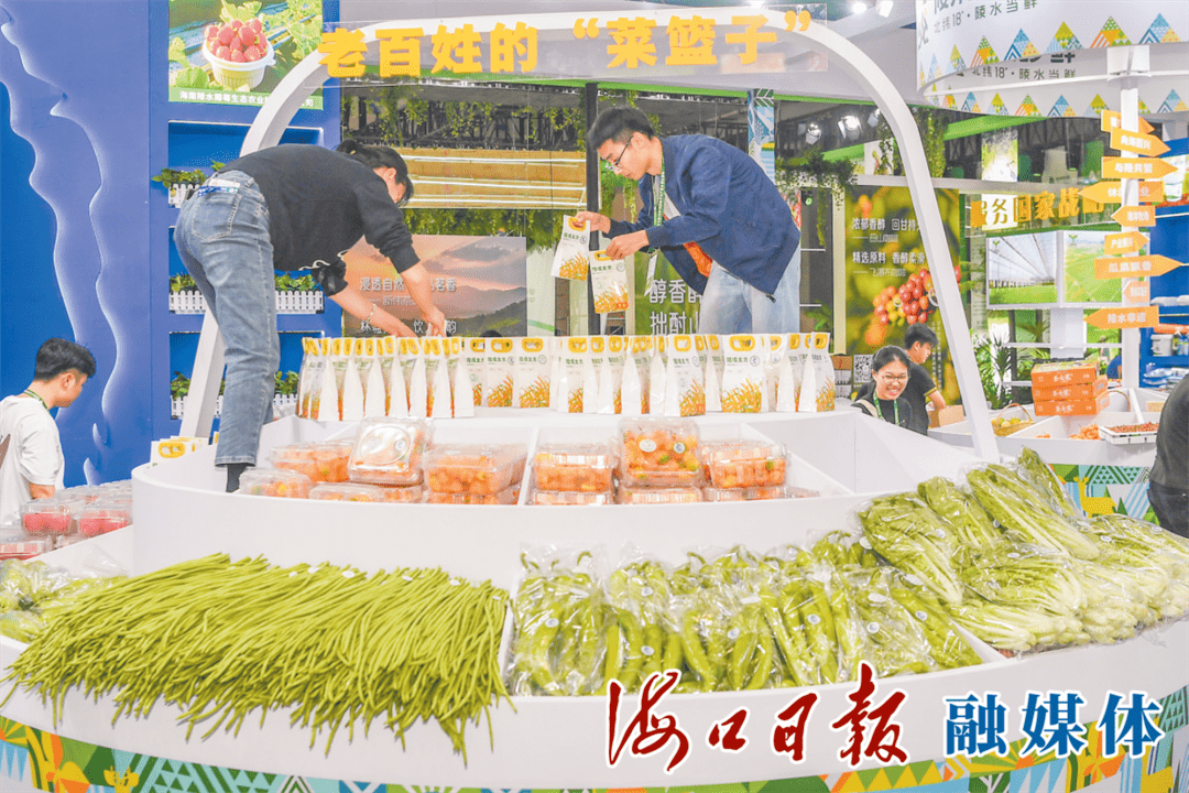 探馆新奇特 触摸高科技——记者探访第二十四届中国国际投资贸易洽谈会