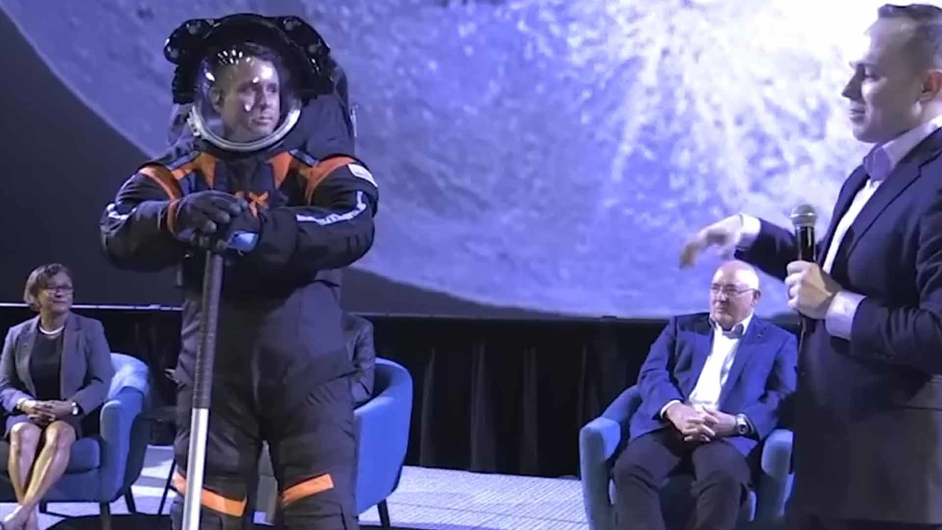 中国登月服首次公开亮相