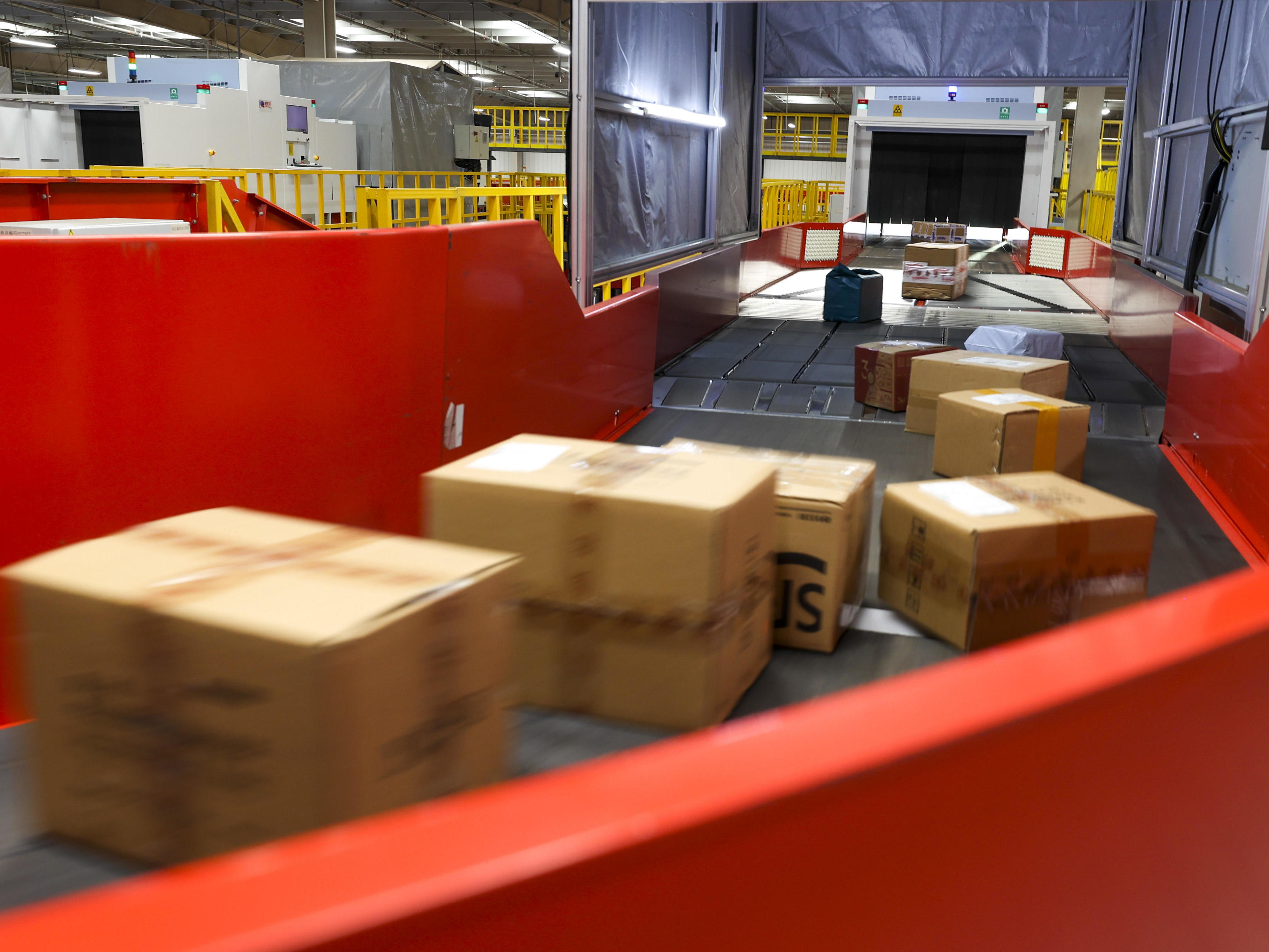 我国快递年业务量首次突破1500亿件