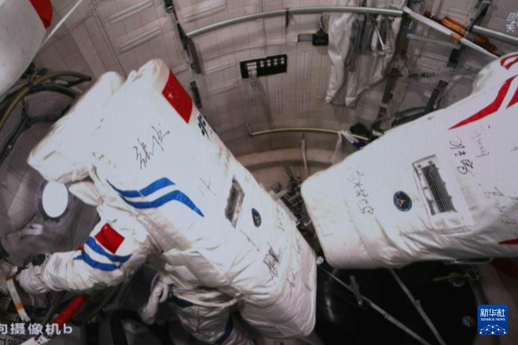 神舟十九号航天员乘组圆满完成第一次出舱活动 宋令东成为我国首名太空出舱“90后”航天员