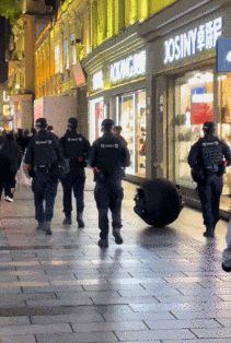 浙江温州：球形巡逻机器人“上岗”