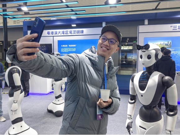 人形机器人PM01亮相