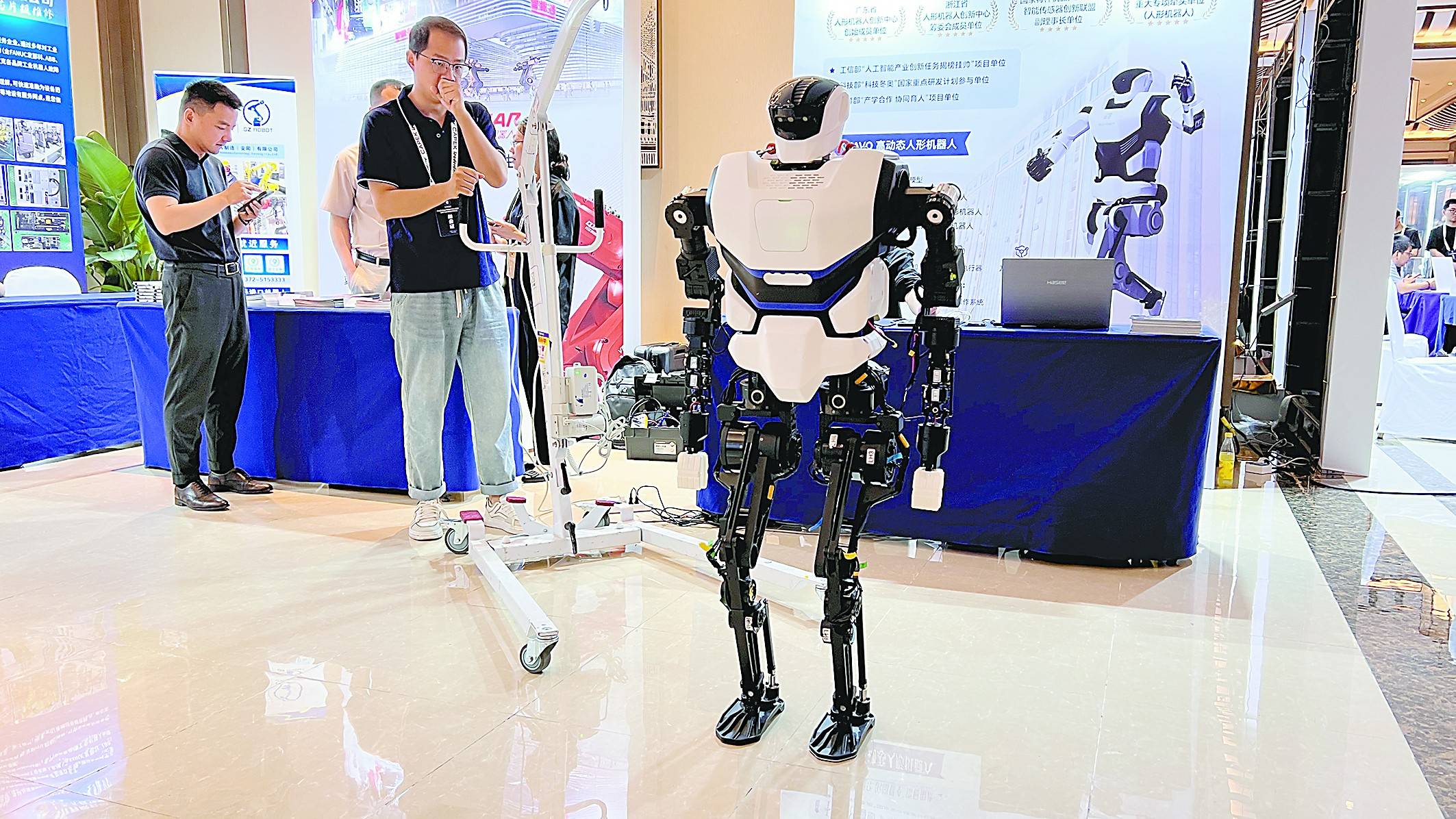 丝滑！人形机器人成功挑战登百级台阶、雪地里奔跑