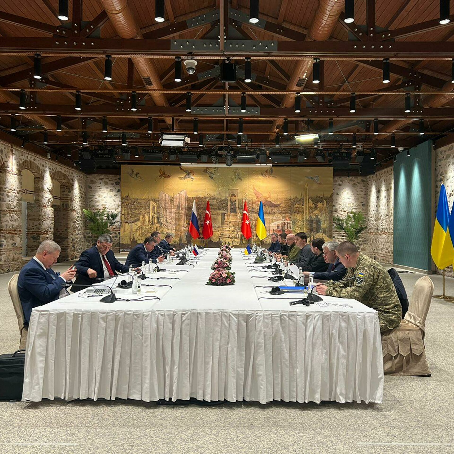 俄乌和谈预期继续升温 银价跟随金价高位震荡