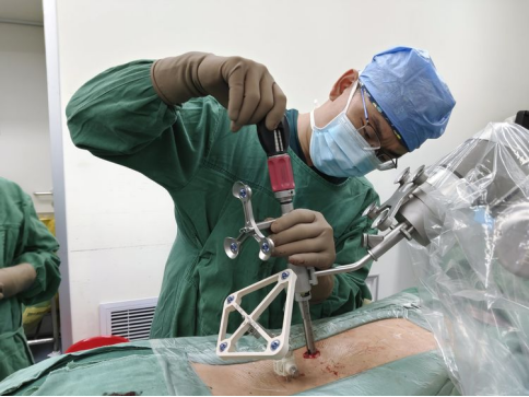 骨科机器人手术“精准到毫米”