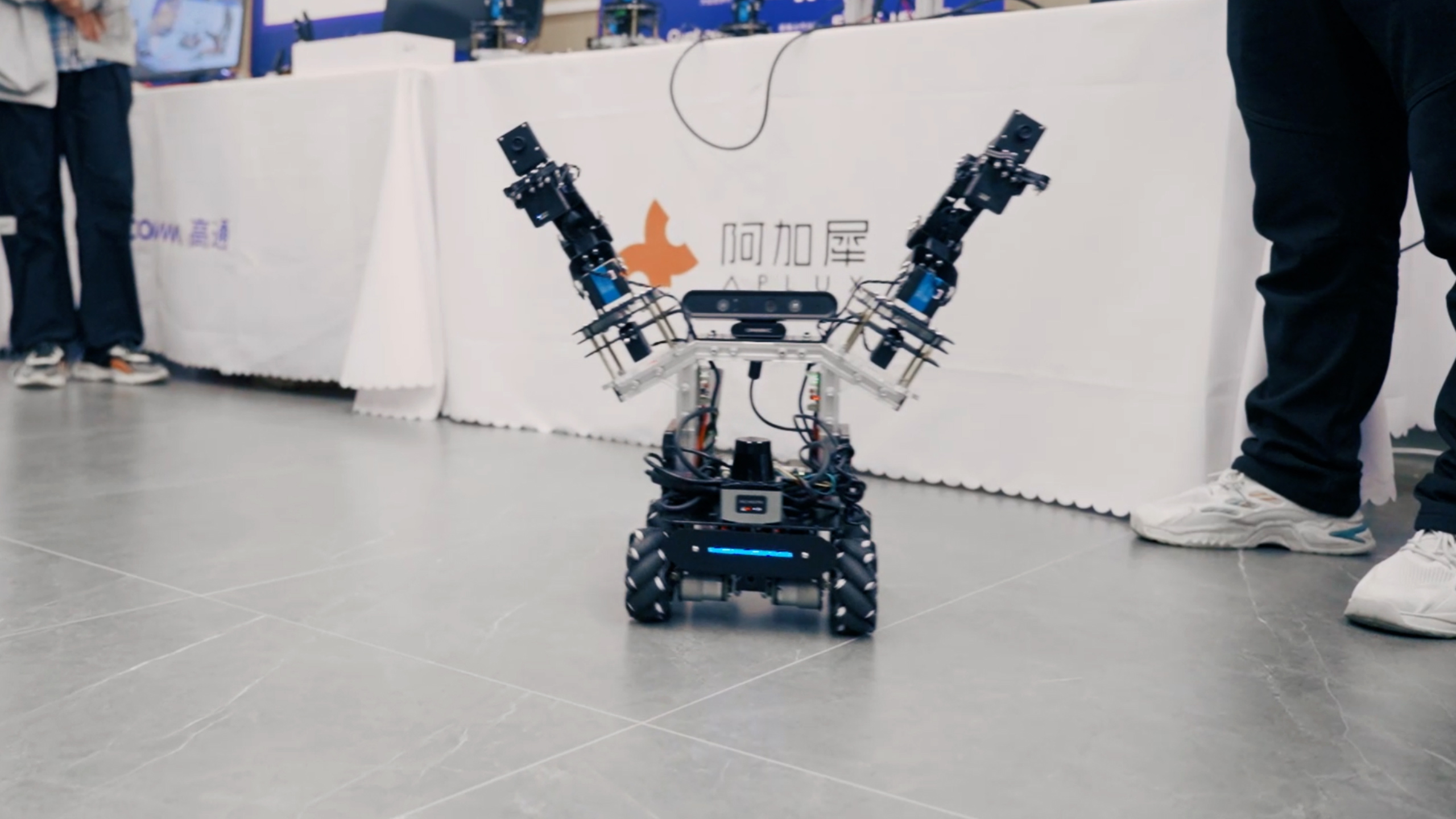 人形机器人协同作业 “灵巧手”丝滑操作