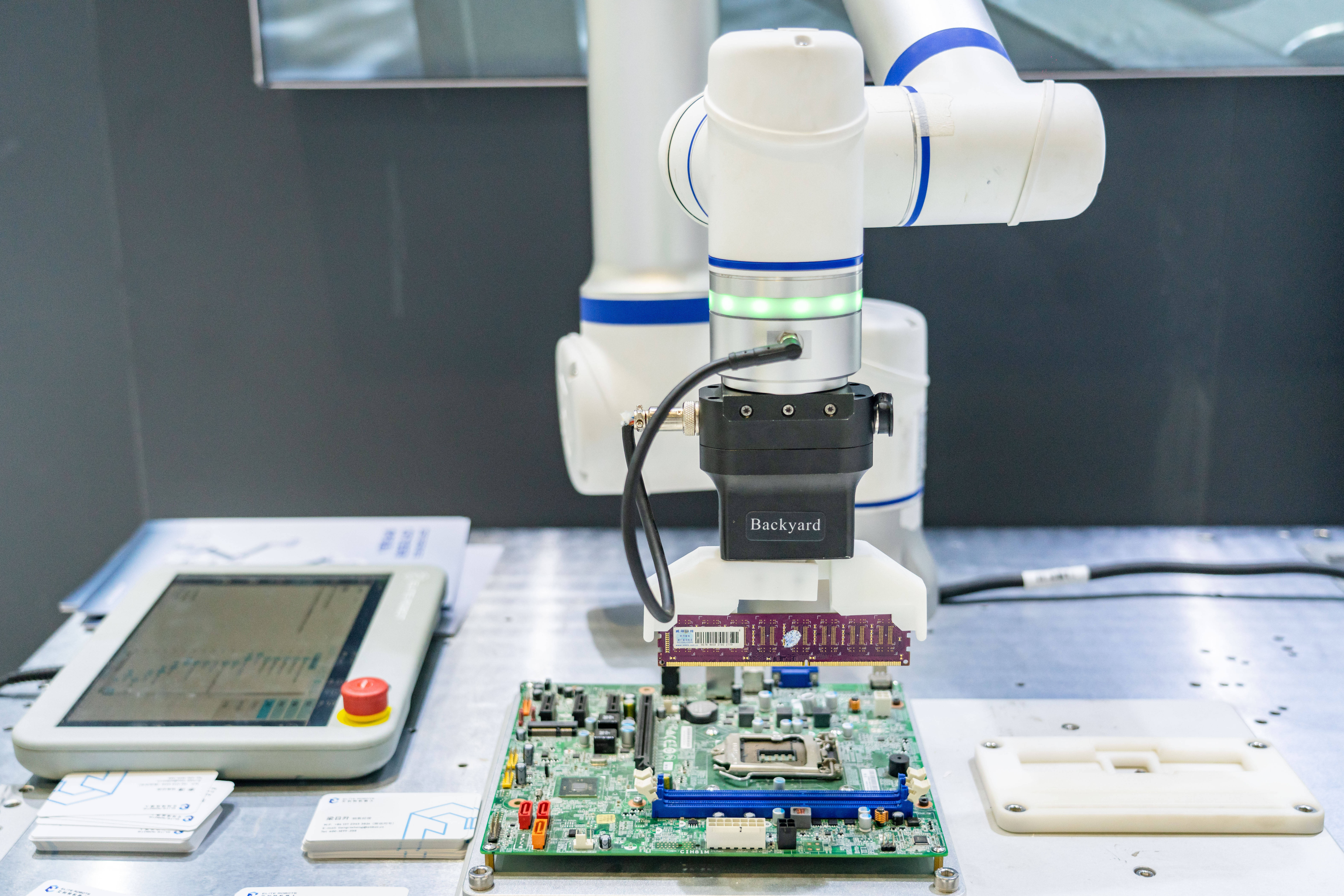 新华全媒+丨记者直击：聪明的人形机器人如何训练与制造