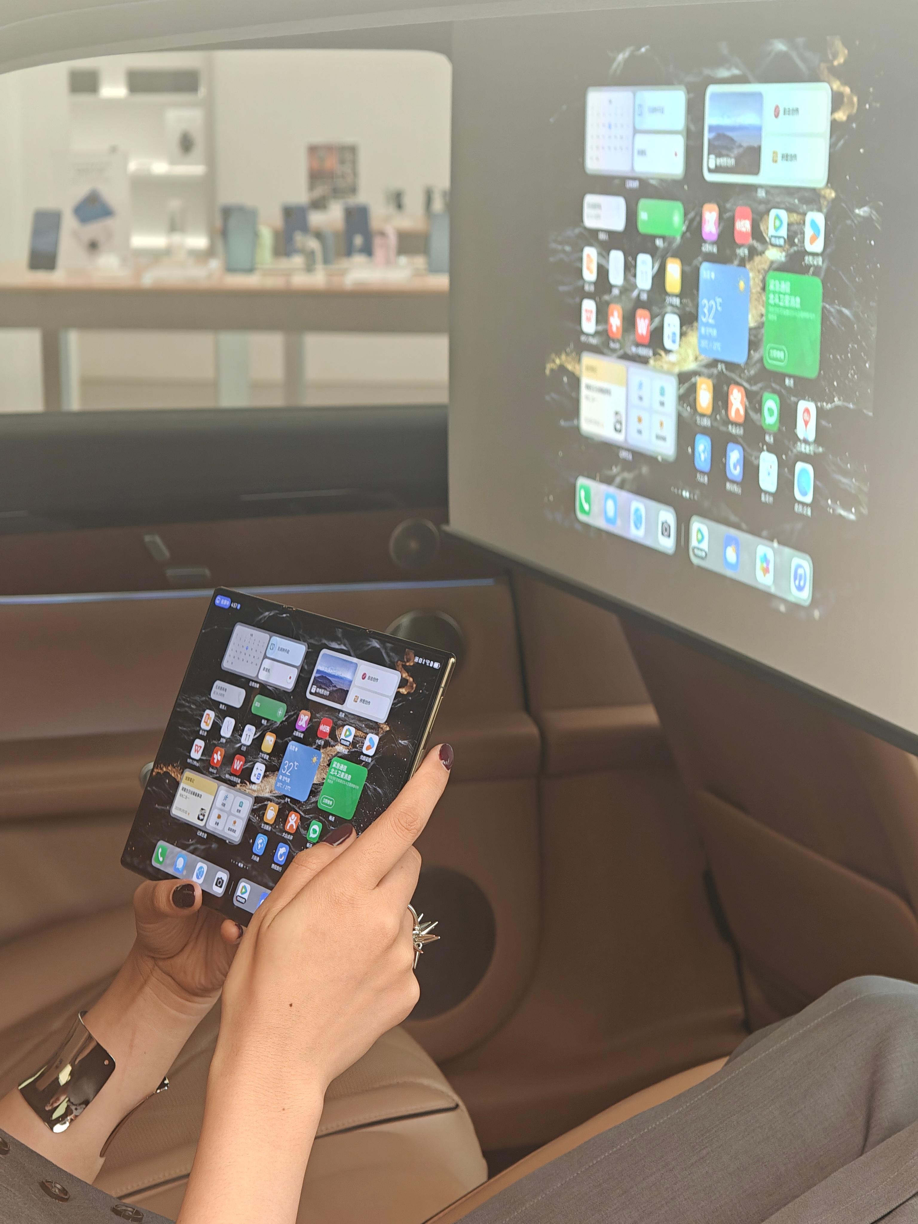 华为在泰国发布三折叠屏智能手机