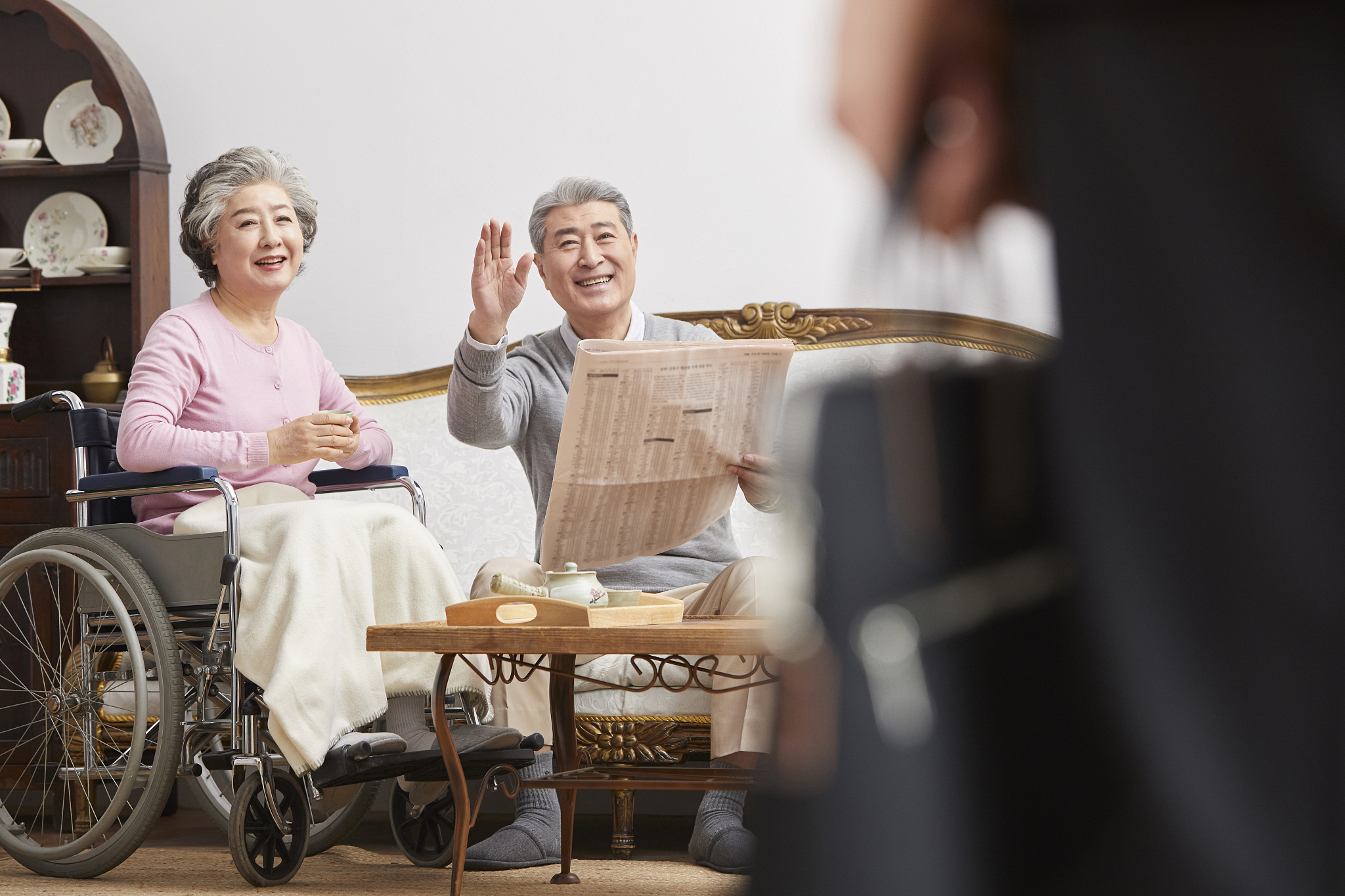 从照料起居到情感陪伴 养老机器人温暖幸福晚年