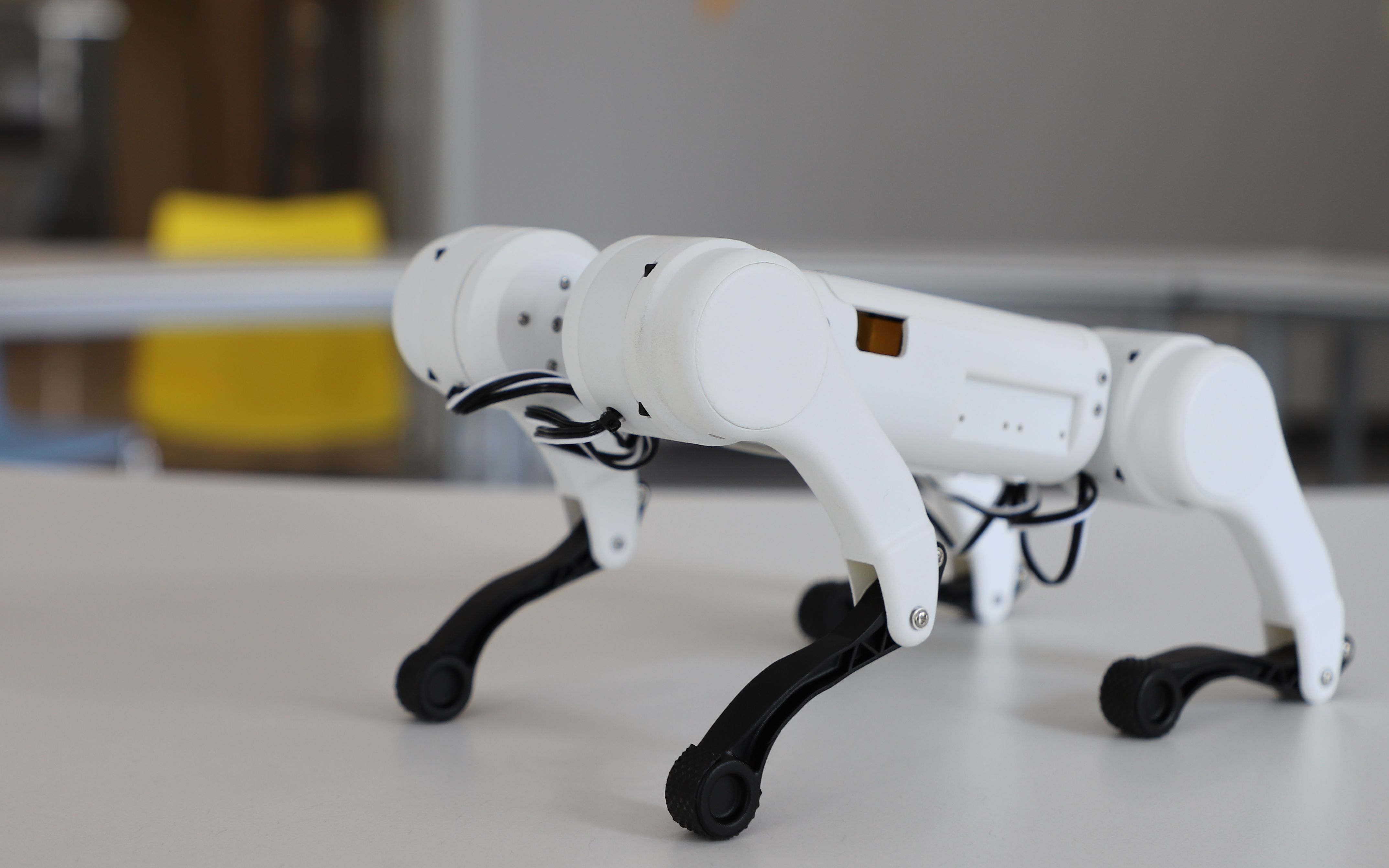 最小电动自主双足机器人问世