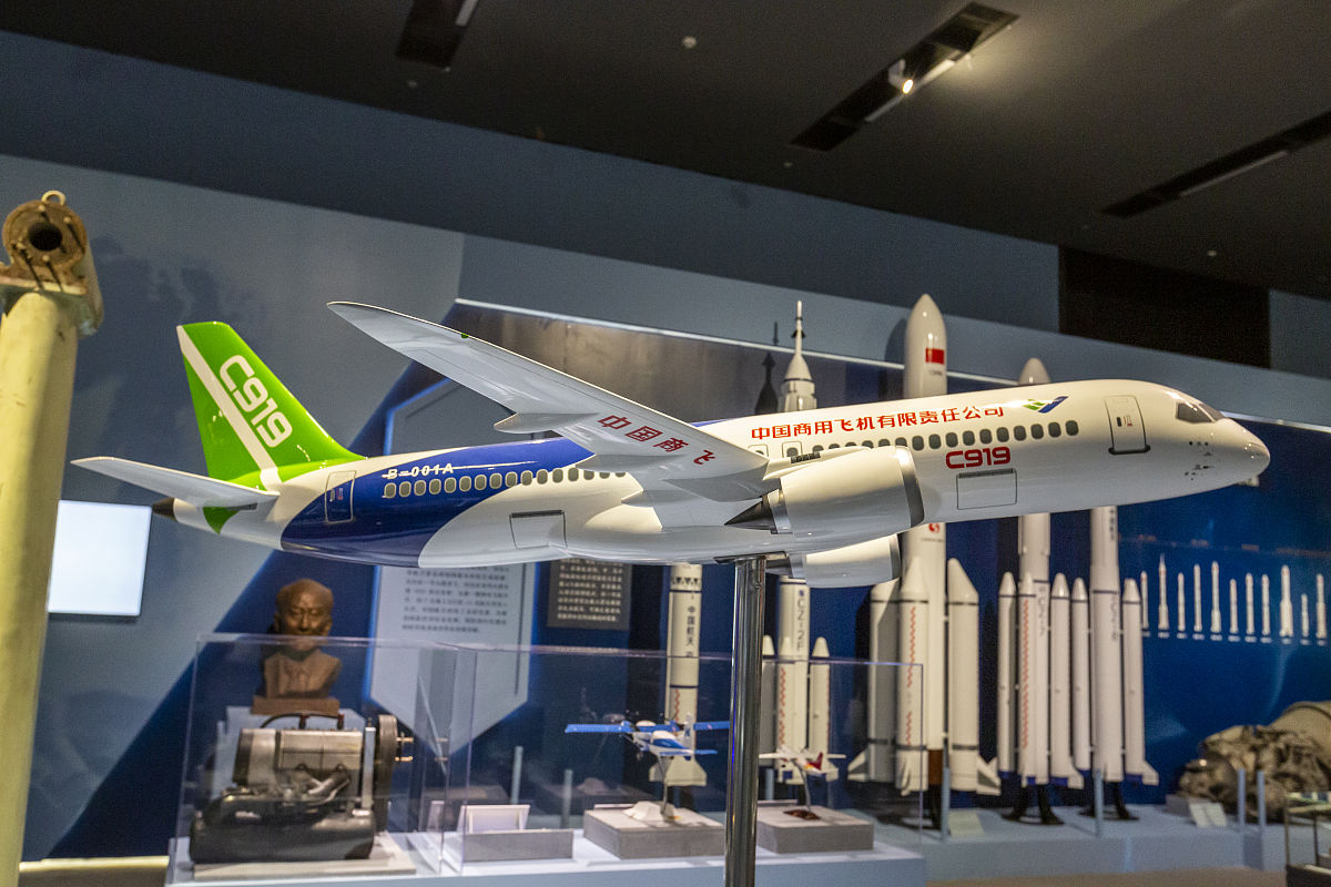 “鲲龙”批生产首架机完成生产试飞