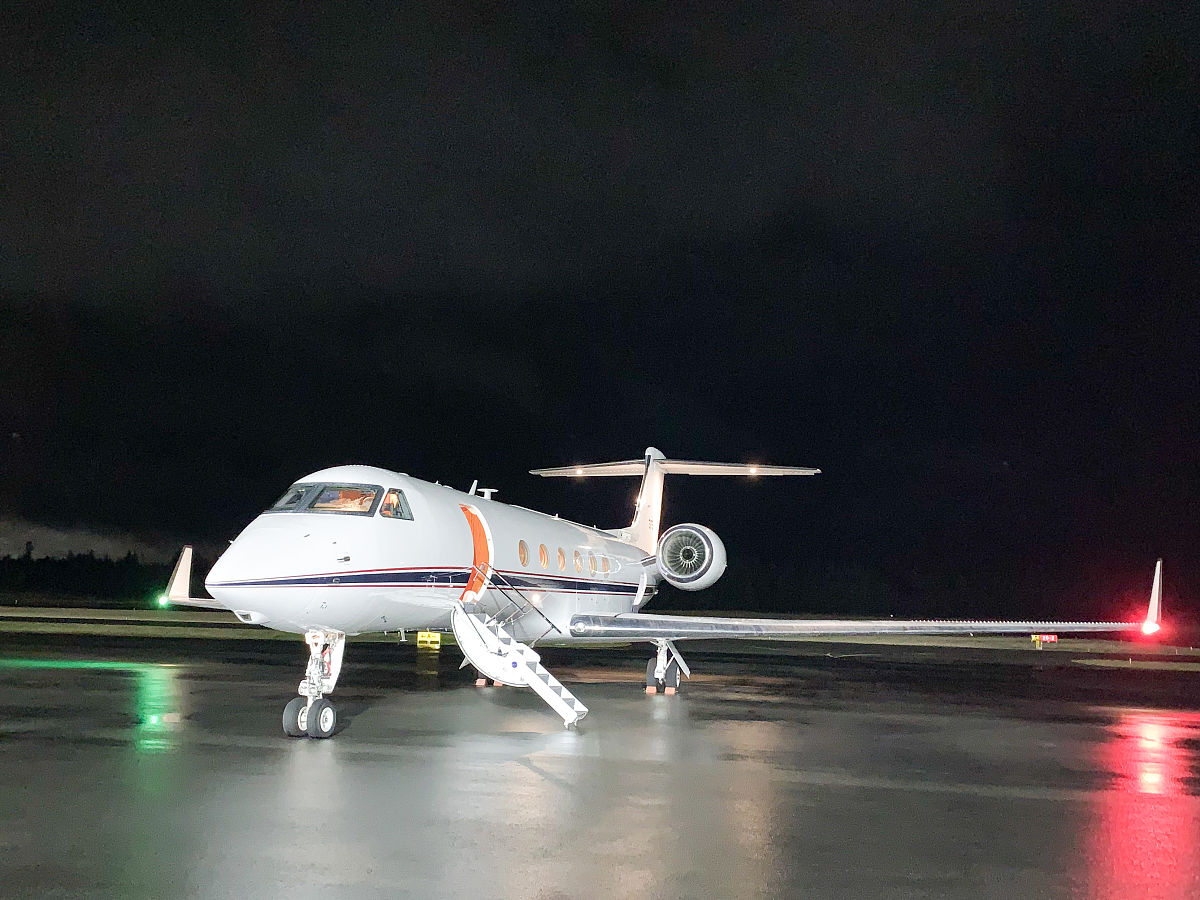 “鲲龙”批生产首架机完成生产试飞