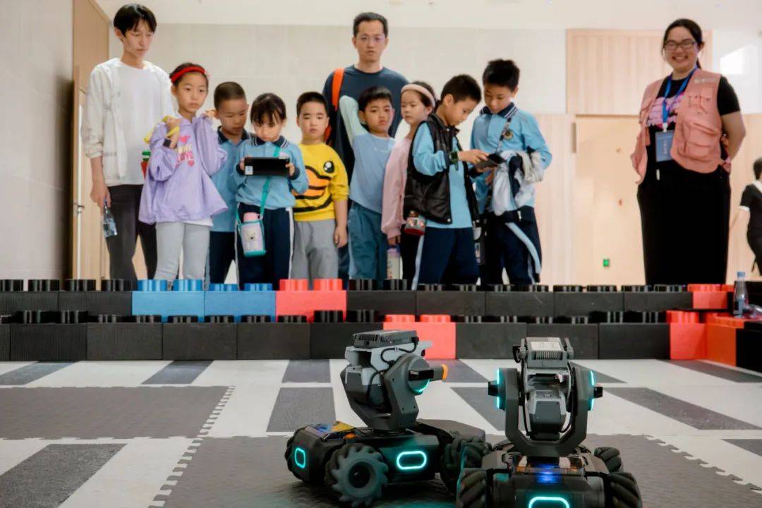 这里有一场机器人派对：“世界机器人嘉年华”在武汉举行