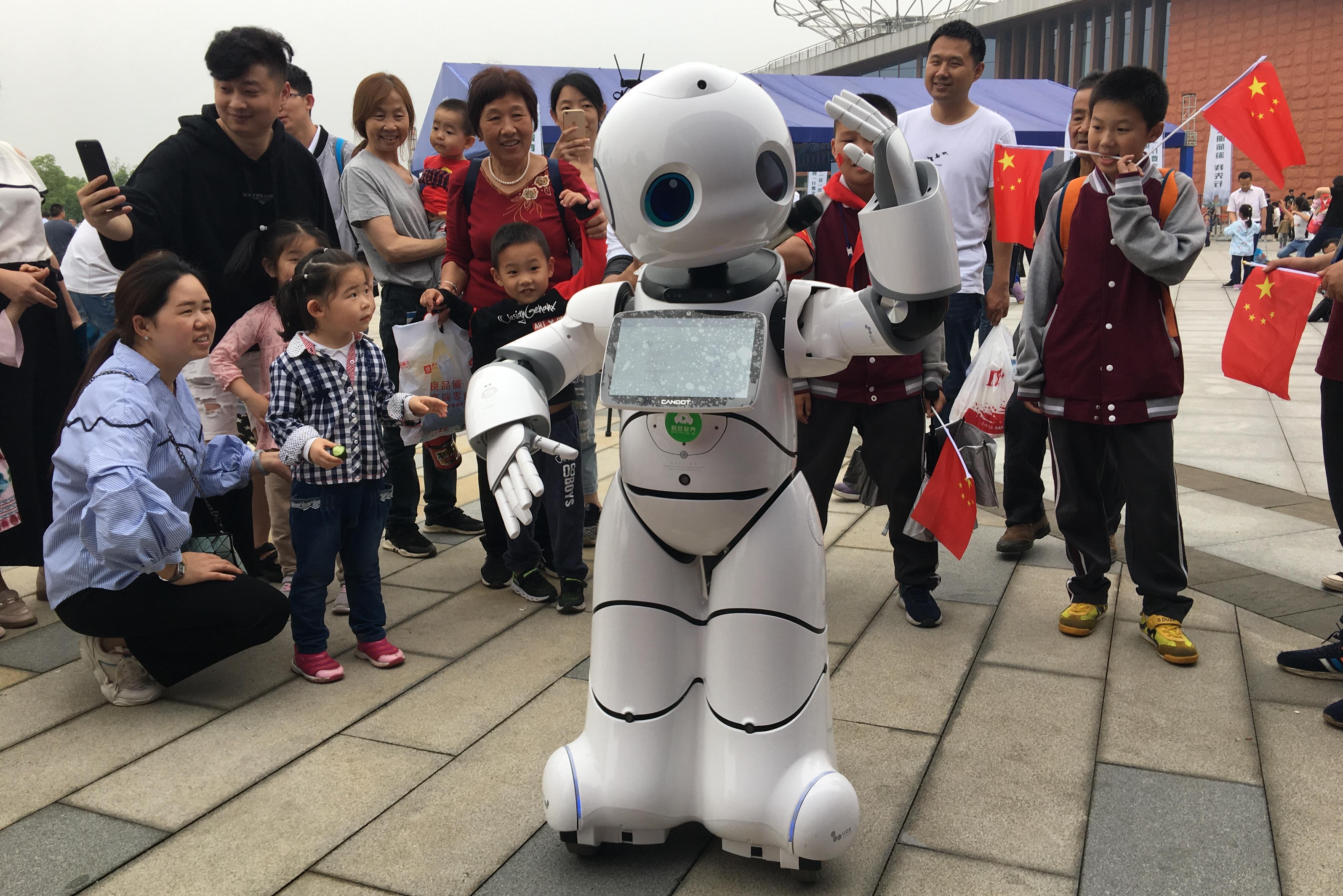 在“大手”机器人上跳舞是什么感觉？