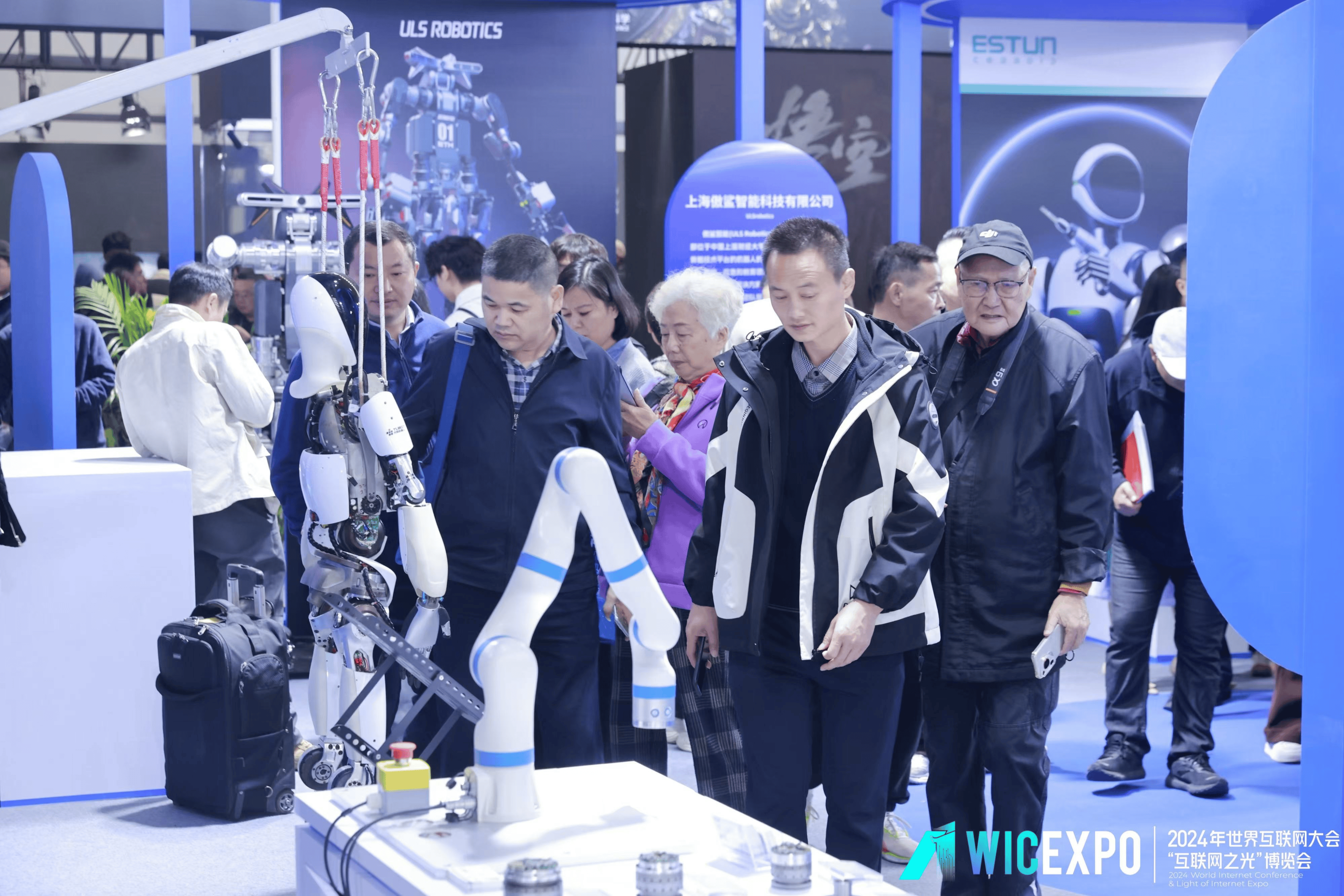 新华全媒+|在世界人工智能大会 感受科技之美