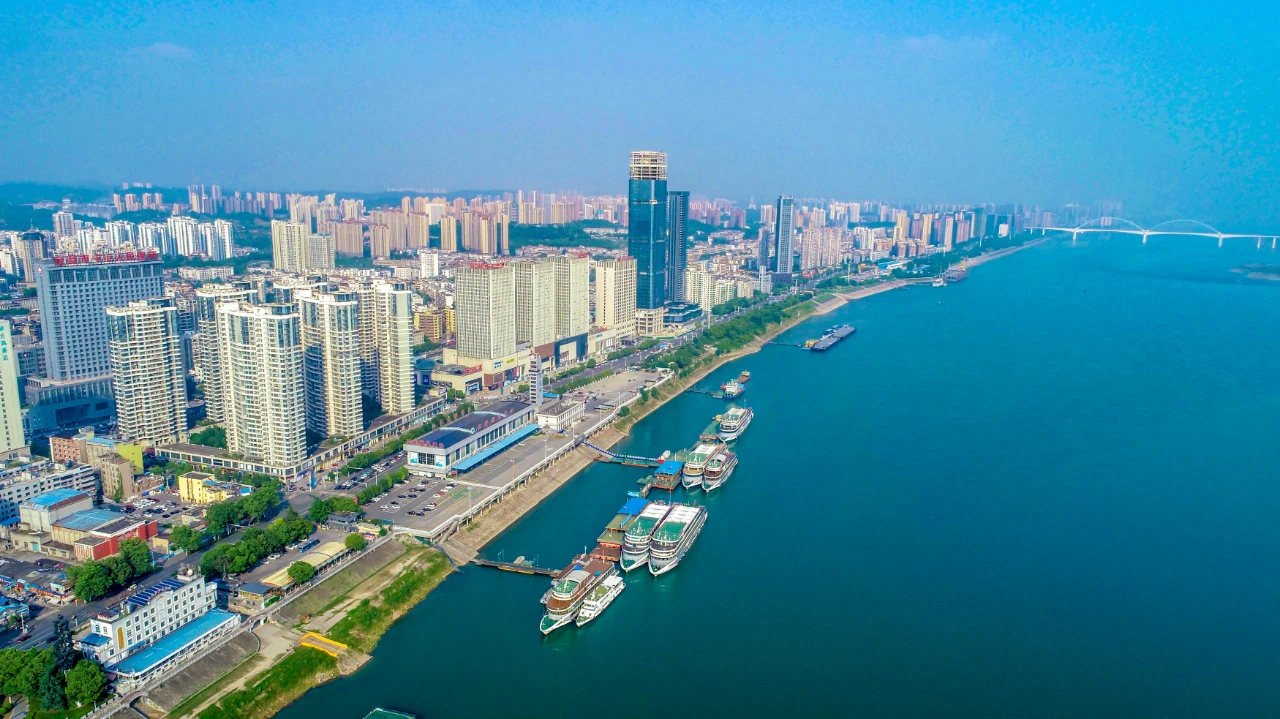 湖北首个江水源能源站:引长江水为城市“降温”